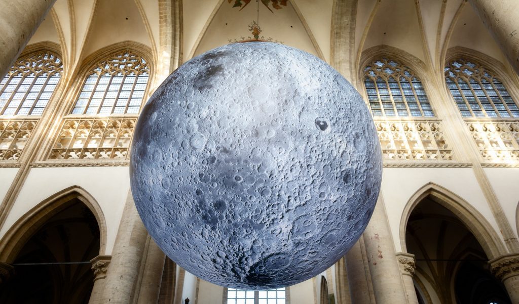 Museum of the Moon in de Grote Kerk Breda